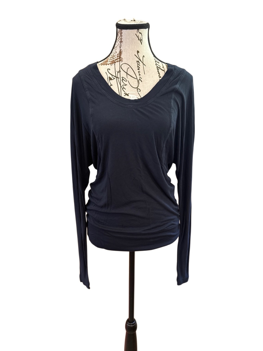 BCBGMAXAZRIA Womenβs Black Long-Sleeve Scoop Neck Top, small